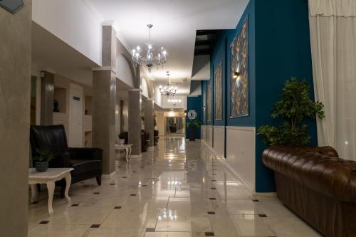 巴尔奇克白岩城堡套房酒店及SPA的大厅的走廊,设有沙发和椅子