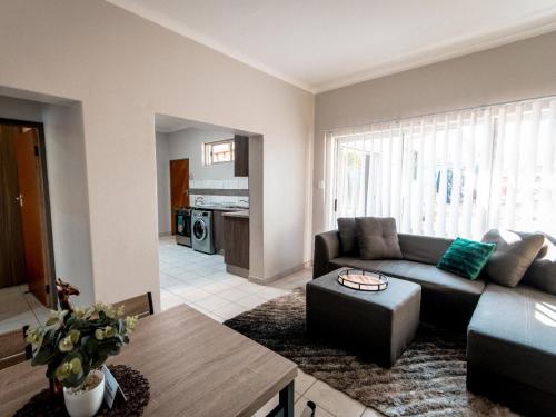 温特和克Meerkat Manor Self-Catering & Accommodation Windhoek的客厅配有沙发和桌子
