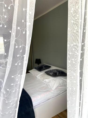 佩霍维采Z MIŁOŚCI DO GÓR Noclegi的一间卧室配有一张带天蓬的床