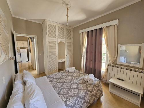 斯达林Tondoris Apartments的卧室配有白色的床和窗户。