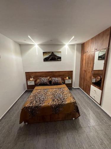 贝贾亚Mira loft的一间卧室,卧室内配有一张大床
