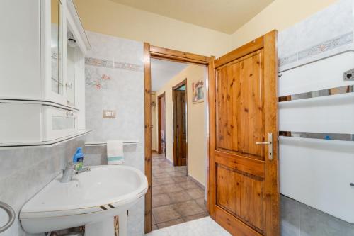 布杰鲁Casa Oleandro的一间带白色水槽和木门的浴室