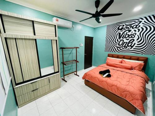 古来Cozy Kulai Retreat 5Min AeonPalm Resort15Min Senai airport的卧室配有一张床,墙上有标志