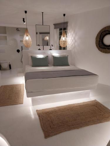 提诺斯阿尔塔纳精品酒店的一间卧室配有一张大床和两张地毯。