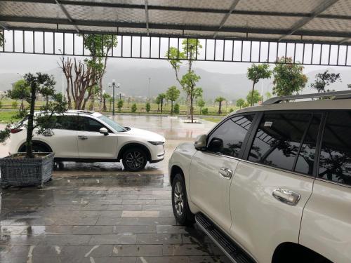 广宁LAS VEGAS HOTEL的两辆白色汽车停在停车场