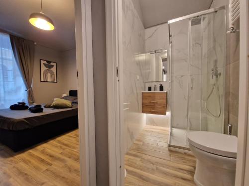 都灵Casa Bonsai的带淋浴和卫生间的浴室以及1张床。