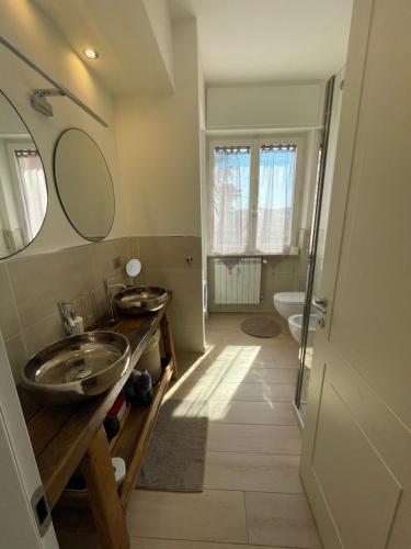 佩鲁贾Appartamento a 4 km dal Centro的一间带两个盥洗盆和卫生间的浴室