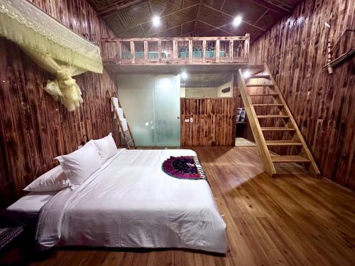 北河县Bac Ha Charm Stay的一间卧室配有一张双层床和梯子