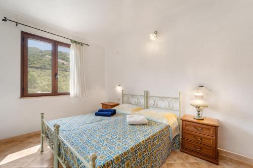 布杰鲁Casa Iperico的一间卧室设有一张床和一个窗口