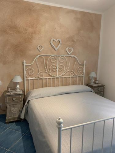 PoderiaI Suoni di Valle Martina的卧室配有一张墙上心灵床