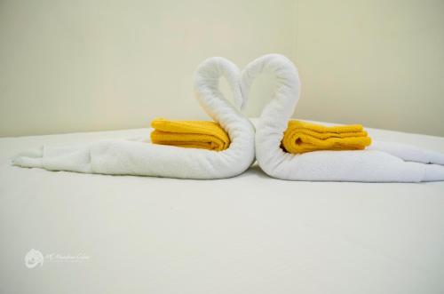 洛博克MS Mountain Cabin的床上的两条天鹅形状的毛巾