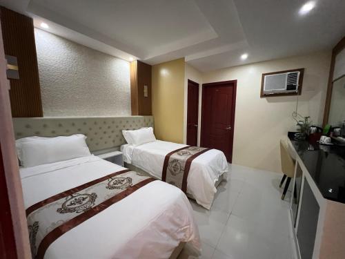 土格加劳Hotel Erich的酒店客房设有两张床和电视。