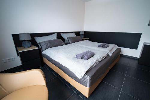 普尔海姆Blauer Stein Apartments WH1的一间卧室配有一张大床和两个枕头