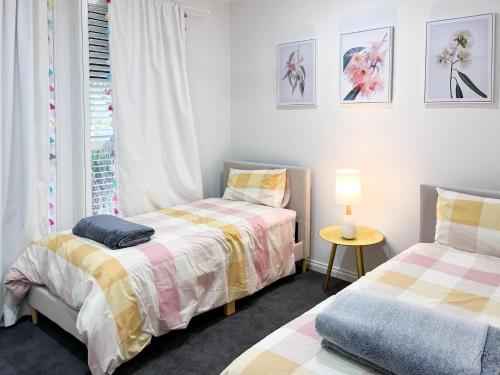 GlenungaExecutive living in City fringe location的一间卧室设有两张床和窗户。