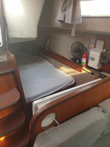 滨海迪沃Détente insolite sur un bateau a Cabourg的小房间设有两张床和一张书桌