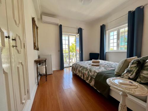 卡斯卡伊斯生态里莫纳德旅馆的一间卧室配有一张床,铺有木地板
