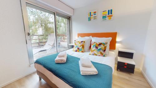 科尔马Maison Mandarine Colmar 5 bedrooms 180m2的一间卧室配有一张大床和两条毛巾