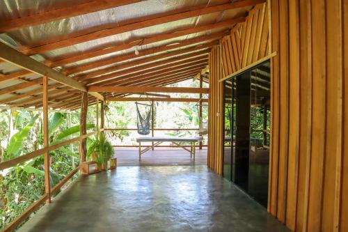 阿尔特杜尚Mizu Spa & Hospedagem的木屋设有带桌子的庭院