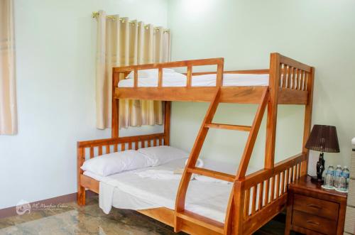 洛博克MS Mountain Cabin的一间卧室配有两张双层床。