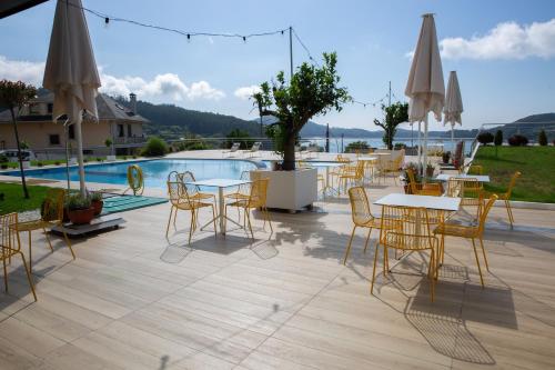 塞代拉赫贝拉酒店的游泳池旁带桌椅的天井