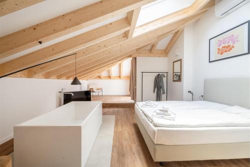 滕诺Casa Al Sole的卧室设有白色大床和木制天花板。