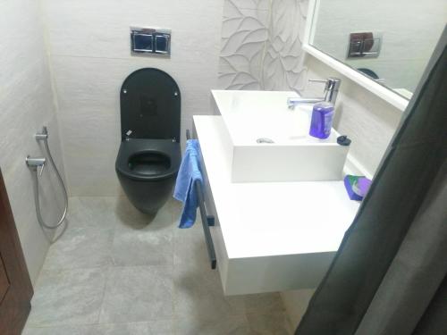 GabèsChez Zina的浴室设有黑色的卫生间和水槽。