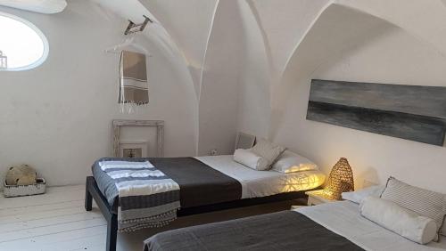 加利波利Casa Annina的一间带两张床和一张沙发的卧室