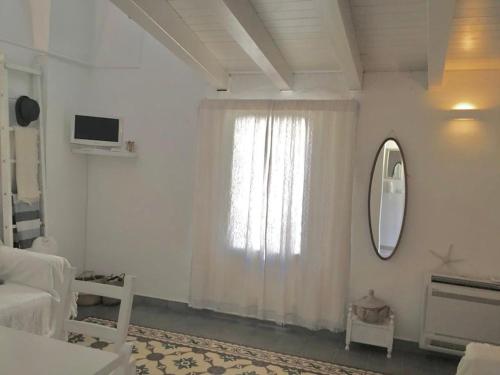加利波利Casa Annina的白色的客房设有窗户和镜子