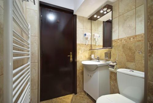 斯兰默多瓦Hotel Moldavia的一间带卫生间和水槽的浴室
