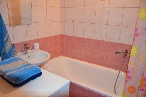 里加Julia Apartment Riga Imanta的带浴缸和盥洗盆的浴室