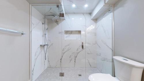 沃恩Stunning 2BR Lower Level Unit的带淋浴和卫生间的白色浴室