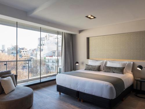 布宜诺斯艾利斯Casa Joseph的一间卧室设有一张床和一个大窗户