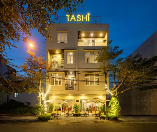 岘港Tashi Park View Hotel & Apartment的带有读取测试表的标志的酒店