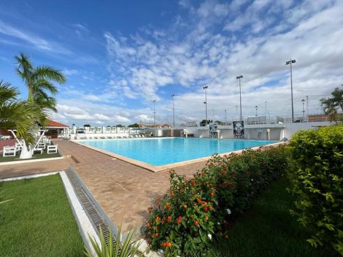 BelasDecifer Sport Resort的度假村内的大型游泳池