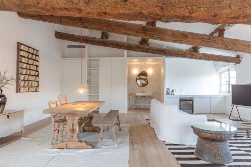 瓦拉布雷格Maison Salix的客厅配有木桌和白色沙发