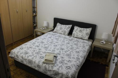 贝尔格莱德Apartman AS的一张带黑白毯子和枕头的床