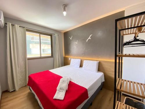 维拉维尔哈Diamond Beach的一间小卧室,配有一张带红色毯子的床