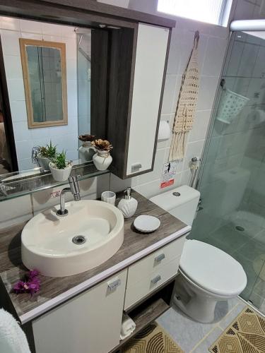 费尔南多 - 迪诺罗尼亚Bangalô completo, amplo, funcional e confortável.的一间带水槽、卫生间和淋浴的浴室