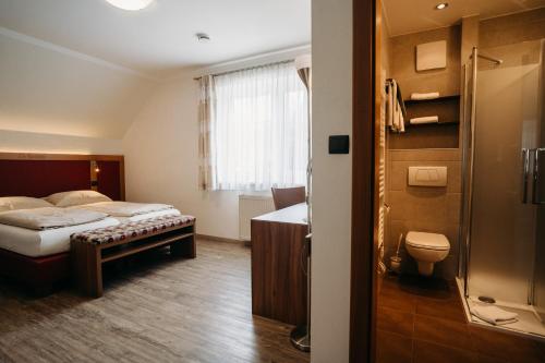弗里萨赫托马汉旅馆的一间酒店客房 - 带一张床和一间浴室