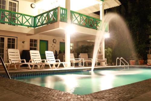 克朗角Reefside Villa的一座房子前面带喷泉的游泳池