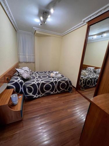 乌迪亚莱斯堡Apto Anita 5 ' playa Brazomar的卧室配有黑白床和镜子