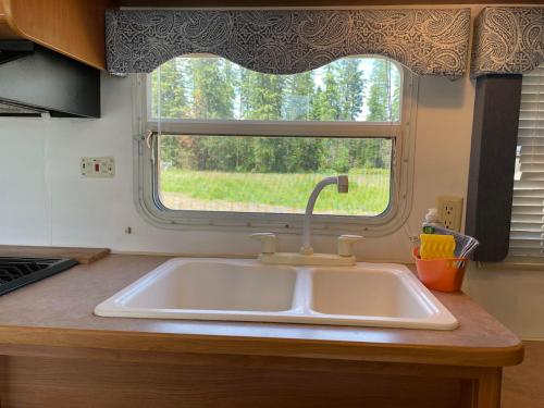 海登Quiet Country Rimrock Retreat的带窗户的厨房内的盥洗盆