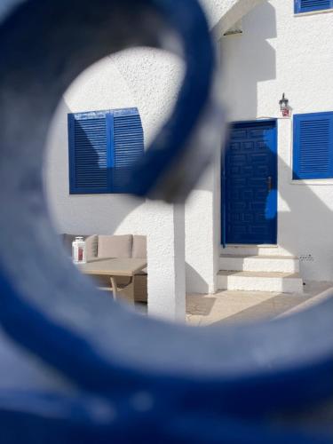 托雷维耶哈Casa Benita的享有带蓝色门和楼梯的建筑景致