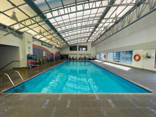 基多丹卡尔顿基多酒店的大型室内游泳池和天花板