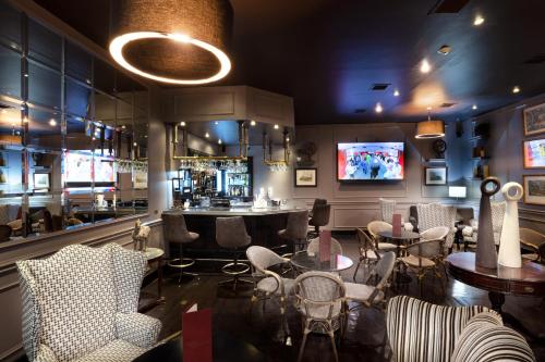 基多丹卡尔顿基多酒店的一间带桌椅的餐厅和一间酒吧