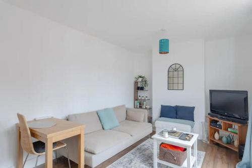 伦敦Bright & Calming 1BD Flat - Islington的带沙发、桌子和电视的客厅