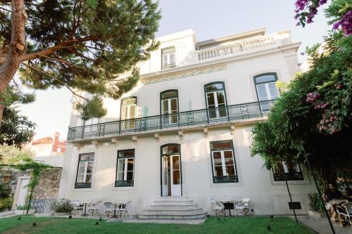 里斯本Palácio do Visconde - The Coffee Experience的带阳台的大型白色房屋