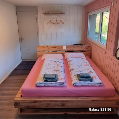 维尔德斯韦尔Mountain - Lake Apartment 3的房间里的床上有两张床垫