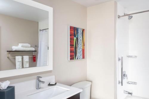 Sunrise AcresTownePlace Suites El Paso North的白色的浴室设有水槽和镜子