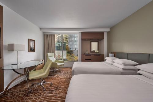 墨尔本墨尔本万豪酒店的酒店客房配有两张床和一张书桌